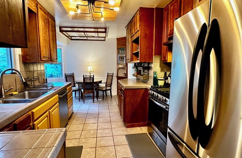 Martinez House | Charming 3-bedroom house in Martinez with fast WiFi and Beautiful backyard