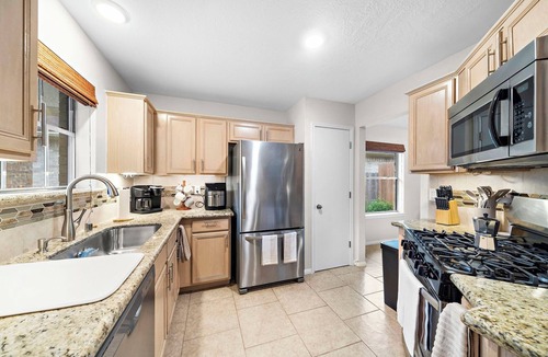 Tomball House | Charming 30+ day stay - 3-bedroom home - Tomball with WiFi, AC
