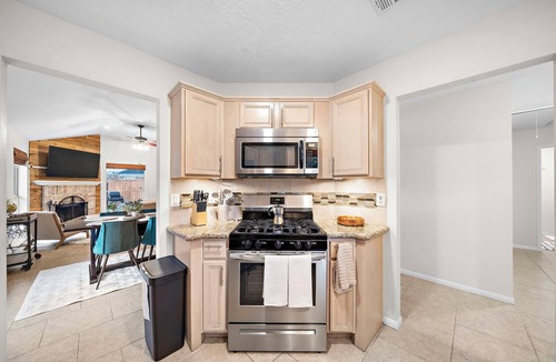 Tomball House | Charming 30+ day stay - 3-bedroom home - Tomball with WiFi, AC