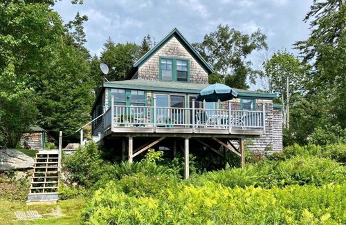 Isle of Springs Cottage | Charming 3BR cottage with king bed and two twin rooms in Southport.