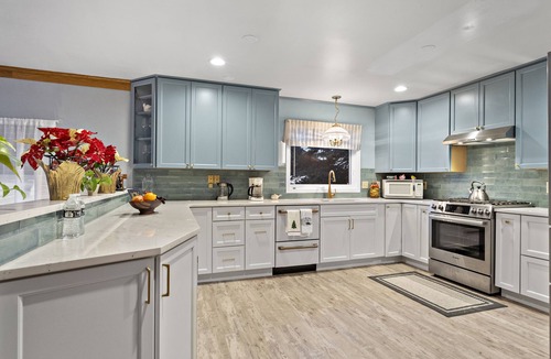 Spenard House | Charming 5-bdrm w/6beds, 4 bathrooms, house in Anchorage. Lots of parking, WIFI