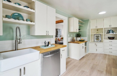 Oakmore House | Charming Chez Toi Cottage with Lush Garden