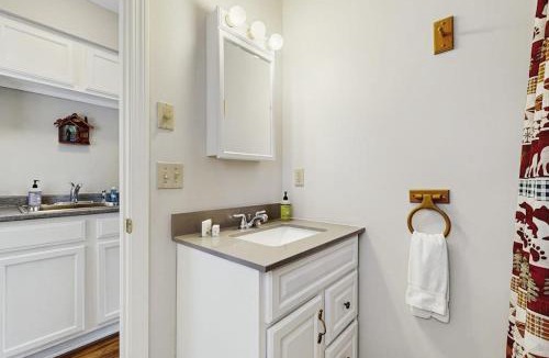 Rockwood House | Charming condo w/lake access, dock, WiFi & mountain views