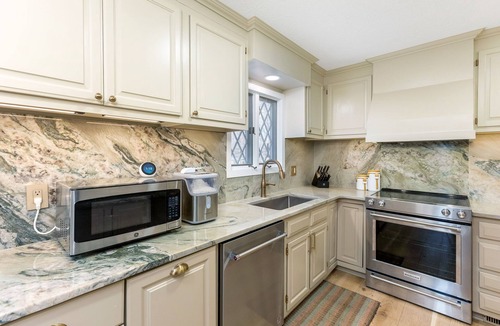 Delaware House | Charming Cottage Columbus Zoo, Entire Family Stay! 5 Bedrooms! 7 Mins to Zoo!
