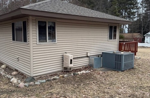 Higgins Lake Cottage | Charming Cottage with AC 2 minute walk from Higgins Lake!