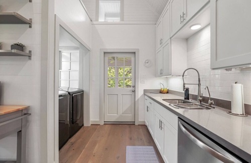 Sealy House | Charming Country Farmhouse Getaway!