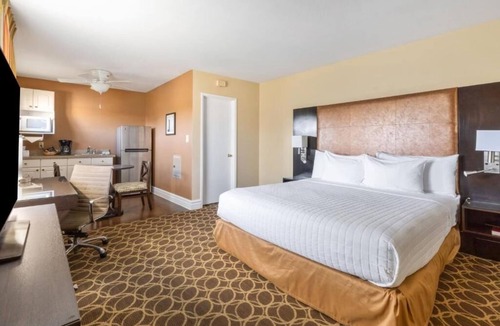 Corte Madera Hotel | Charming Couple Suite | Outdoor Pool | Free Parking | BBQ Area | Courtyard
