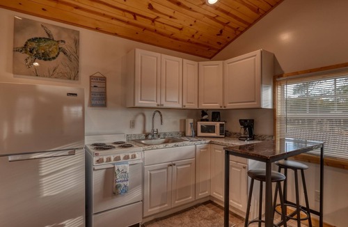 Senecaville Cottage | Charming & Cozy 1-bedroom cottage at Seneca Lake, Senecaville. OH