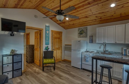 Senecaville Cottage | Charming & Cozy 1-bedroom cottage at Seneca Lake, Senecaville. OH