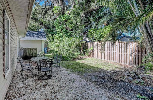 River District House | Charming dog-friendly home with enclosed yard, full kitchen & washer-dryer