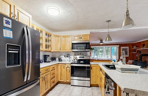 Monmouth House | Charming Four-Season Lakehouse with Scenic Views and Activities for All Ages