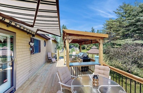 Gouldsboro House | Charming Lakefront House with Outdoor Firepit, Washer/Dryer and Wifi