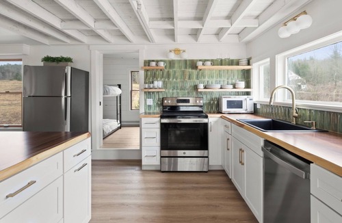 Moscow House | Charming Large 6-bedroom farmhouse in Stowe Lower village with Soaking tub