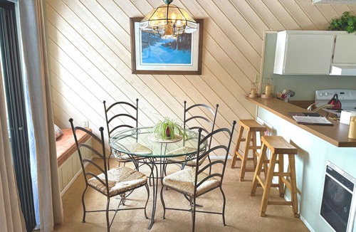Majestic Pines House | Charming Mammoth Lakes Getaway – Walk to The Village!