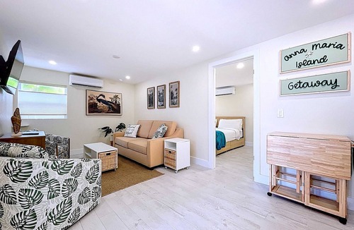 Bradenton Beach Condo | Charming Old Florida Style Steps from Beach