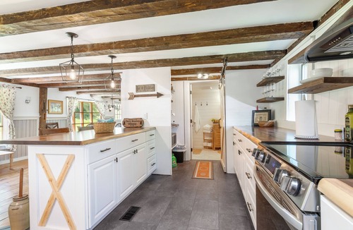 Jefferson House | Charming Pet-Friendly 4 Bedroom Home w/Hot Tub & Firepit in Beautiful Jefferson!