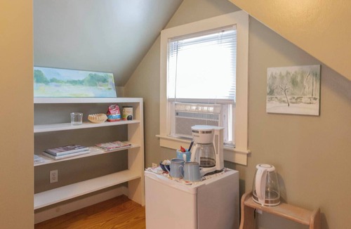 Adamsville House | Charming private entry suite/bath in Tiverton Four Corners-Close to Newport