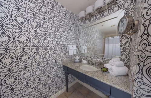 Theater District Hotel | Charming Room w/Double Beds near Union Square - Pet-friendly