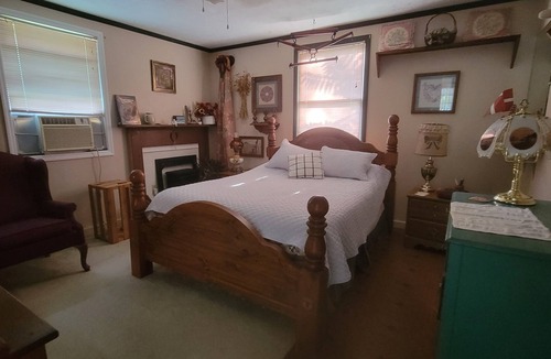 Gordonsville House | Charming Rustic 2-bedroom farmhouse with WiFi, AC on pristine Plunkett Creek Rd