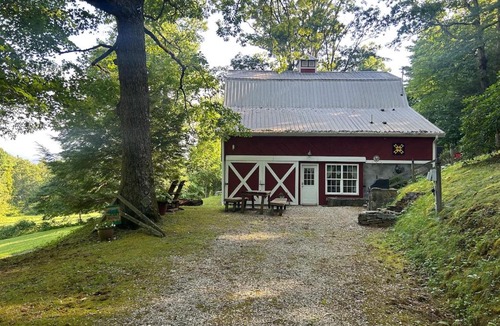 Spruce Pine Apartment | Charming Rustic Barn