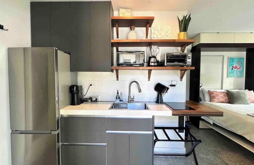Lake Ridge House | Charming Studio Prime Location Steps from Beach