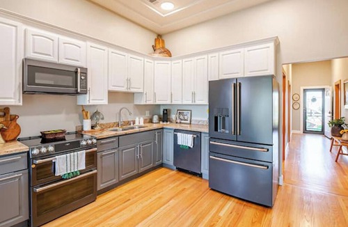 Prescott House | Charming Victorian Retreat 4BD-2BT-1 off street parking.