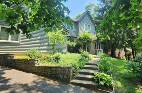 Anderson Township Apartment | Charming1-bedroom apartment w/AC, WiFi in upscale east-side neighborhood