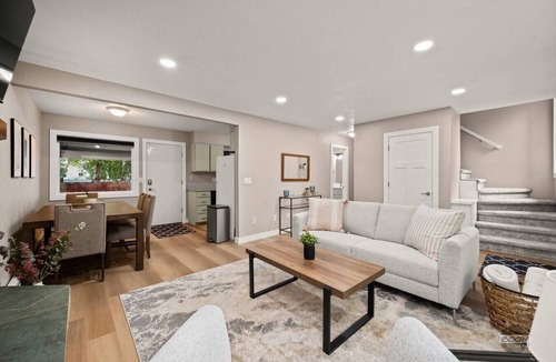 Rogers Park Villa | Cheerful 2 Bedroom Townhouse in the Heart of Town