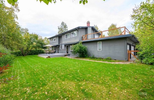 Rogers Park Villa | Cheerful 2 Bedroom Townhouse in the Heart of Town