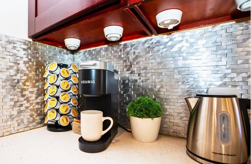 San Tomas House | Cheerful 3BR - Bar, Jacuzzi & Kids Treehouse