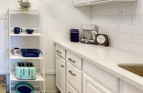Shirewood Apartment | Cheerful & Charming Studio Apartment ~ 4 miles to Texas A&M and Expo Center
