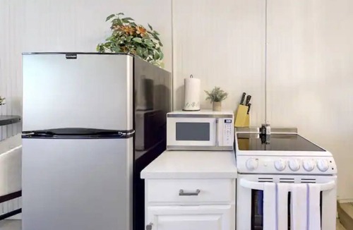 Shirewood Apartment | Cheerful & Charming Studio Apartment ~ 4 miles to Texas A&M and Expo Center