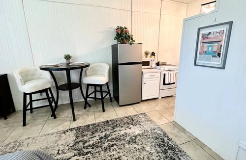 Shirewood Apartment | Cheerful & Charming Studio Apartment ~ 4 miles to Texas A&M and Expo Center