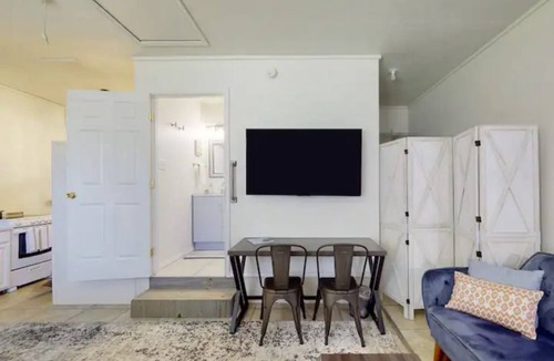 Shirewood Apartment | Cheerful & Charming Studio Apartment ~ 4 miles to Texas A&M and Expo Center