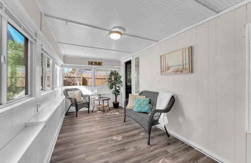 Kentwood House | Chic & Cozy Modern Retreat /10 Mins to Downtown & Airport