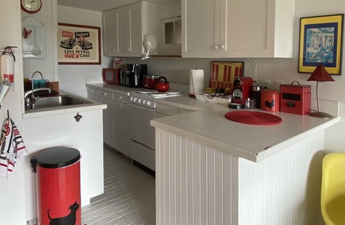 Blue Hill House | Chic Farmhse Cottage, private beach, WiFi unlimited streaming/zoom, A/C, 600sf