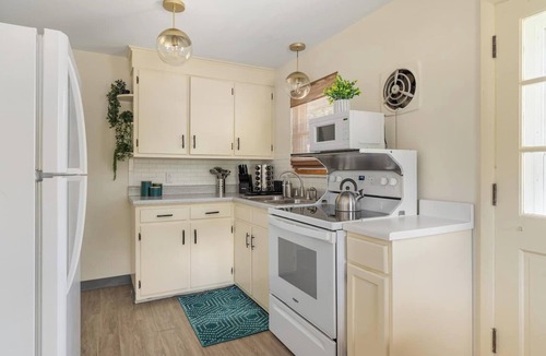Sharon Heights House | Chic | King Bed | Family Items & Games | Dogs ok
