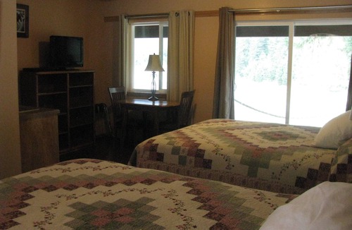 Lutak Hotel | Chilkoot Haven Haines room #2, right on the Chilkoot River, Bear viewing