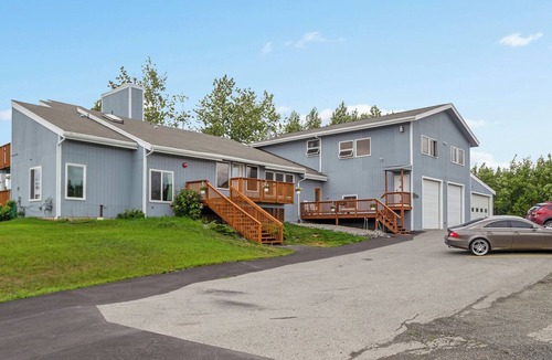 Huffman - O' Malley Apartment | Chugach Mountains View South Anch Premium Suite