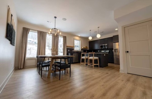 Covington House | Cincinnati City View Retreat + Rooftop Patio + 2-Car Garage - Sleeps 12