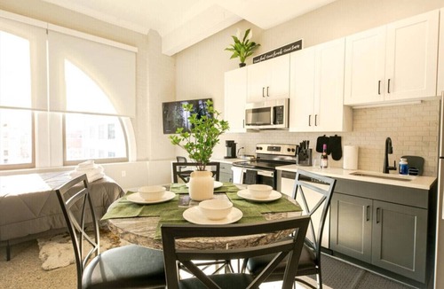 Downtown Cincinnati Apartment | Cincy Studio, King Bed, Walk to Bengals & Reds, Near OTR & TQL, Free Parking
