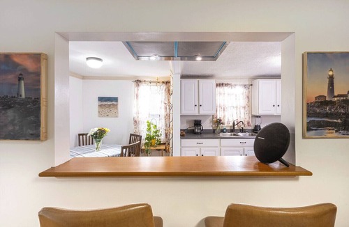 Southern Coast Apartment | City Oasis and Spa/Close to Beaches