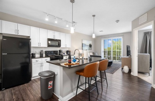 Downtown Columbus Apartment | City View Designer Elevator Covered Parking