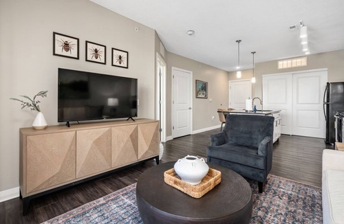 Downtown Columbus Apartment | City View Designer Elevator Covered Parking