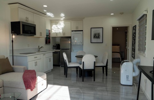 The Flats Cottage | Classic Beverly Hills Guest House in the Flats – Long-Term Rental