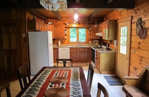 Farmington Falls Cabin | Classic Maine lakeside log cabin fishing-hot tub-kayaks for 8: 3bedrm6 beds2bath