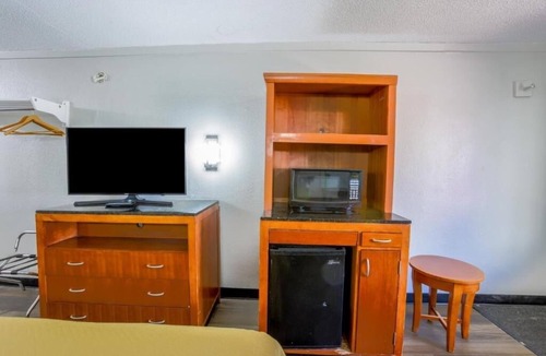 Richmond Hotel | Classic Room with Work Desk – Perfect for Business or Leisure Trips in Richmond
