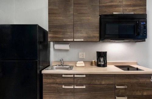 Marion Hotel | Clean Room w/Kitchenette + Recliner for Extended Comfort Near Historic Marion