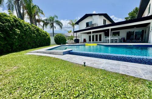 Island Estate House | Clearwater Beach Waterfront Modern Villa 4BD 2BIG OPEN LOFT 4BT with Pool Boat Deck Sleep 15