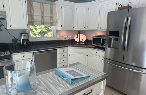 Charlestown House | Close to Beach with beach chairs -reviews say it all! July 25-Aug 1 available!